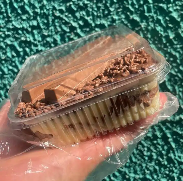 Sobremresa com camadas de creme e chocolate